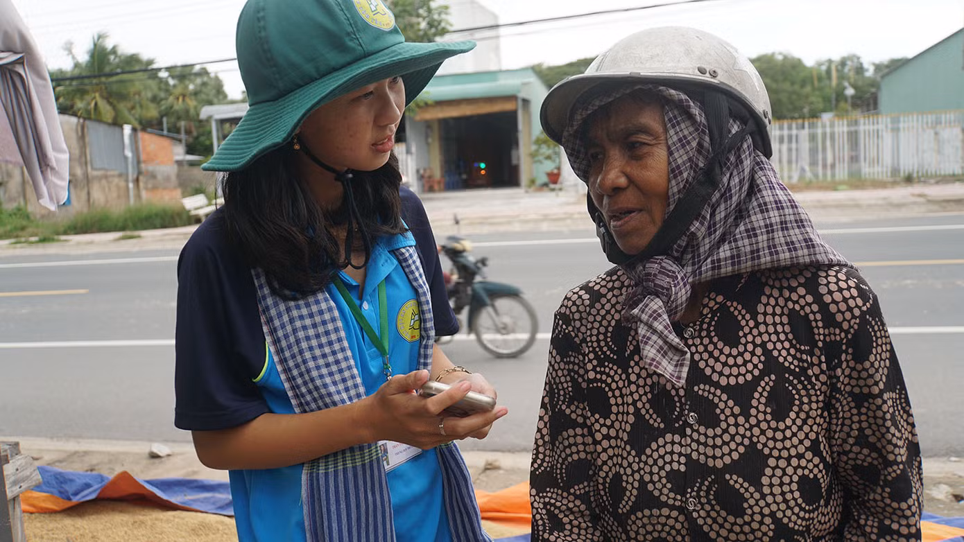 Nữ chiến sĩ tình nguyện trò chuyện người dân đồng bào Khmer tại xã Vĩnh Trung. Ảnh: Hòa Hội Nữ chiến sĩ tình nguyện trò chuyện người dân đồng bào Khmer tại xã Vĩnh Trung. Ảnh: Hòa Hội
