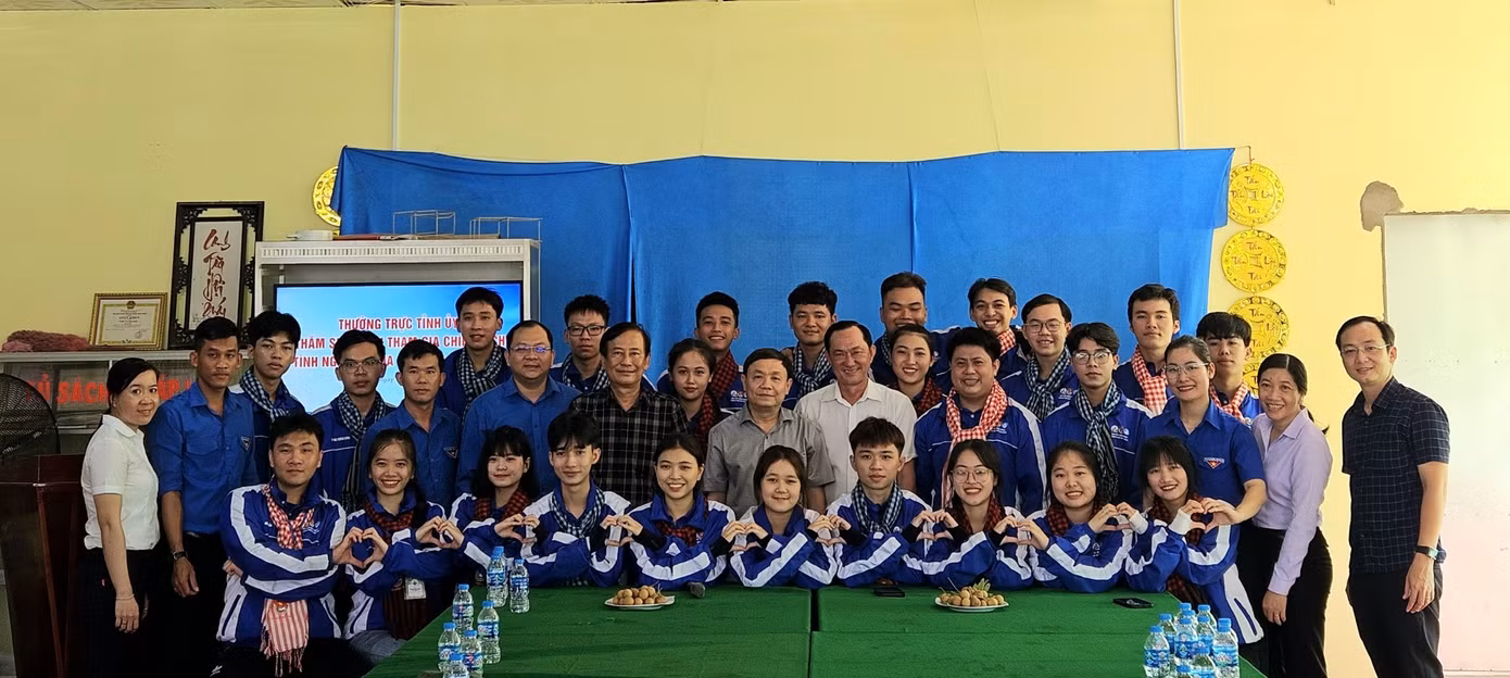 Lãnh đạo tỉnh Đồng Tháp và chiến sĩ tình nguyện chụp ảnh lưu niệm.