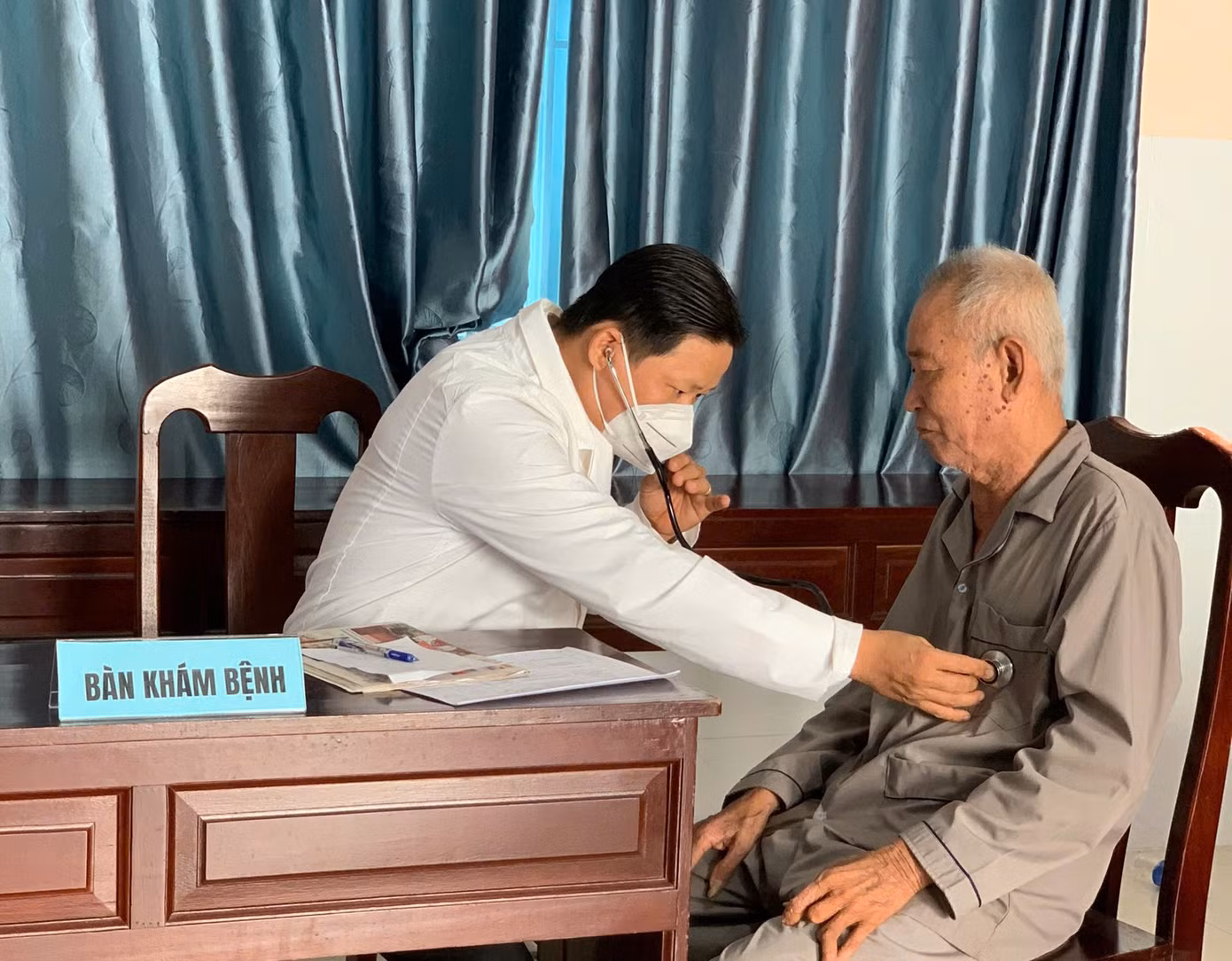 Khám bệnh cho người dân tại huyện Vĩnh Thạnh.