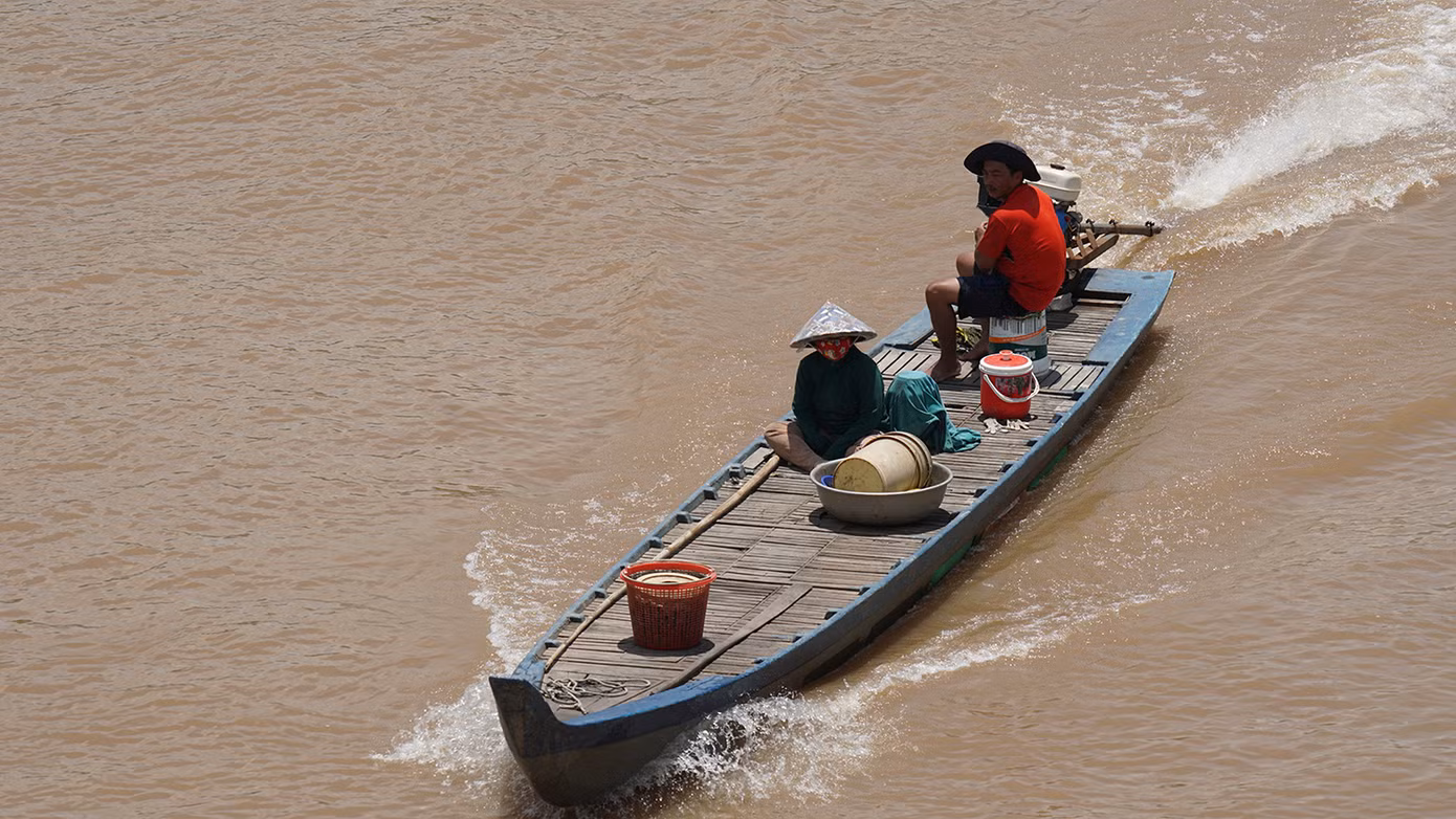 Người dân mưu sinh vùng đầu nguồn lũ. Ảnh: Hòa Hội.