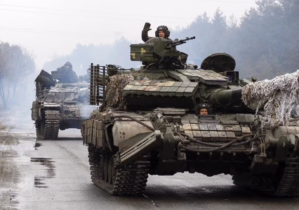 Binh sĩ Ukraine trên đường tới tiền tuyến giao tranh với các lực lượng Nga. Nhiều nước đang áp dụng các biện pháp trừng phạt đối với Nga. Ảnh: Getty Images. Binh sĩ Ukraine trên đường tới tiền tuyến giao tranh với các lực lượng Nga. Nhiều nước đang áp dụng các biện pháp trừng phạt đối với Nga. Ảnh: Getty Images.
