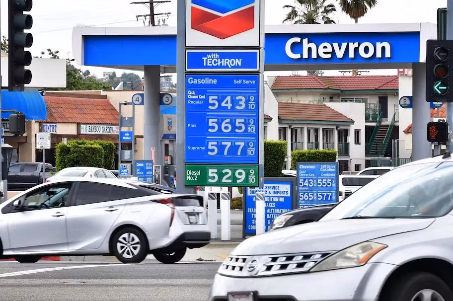 Giá xăng hơn 5 USD/gallon được niêm yết tại một cây xăng ở Alhambra, California, Mỹ ngày 4/3. Ảnh: Getty Images. Giá xăng hơn 5 USD/gallon được niêm yết tại một cây xăng ở Alhambra, California, Mỹ ngày 4/3. Ảnh: Getty Images.