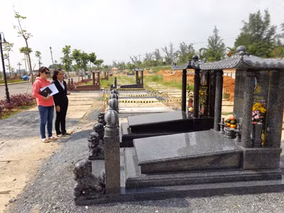 Chị Thiện (trái) đang cân nhắc để đầu tư 
