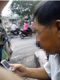 Ông H. điện thoại dắt mối cho khách (ảnh chụp ngày 24-9-2010). Ảnh: Tuổi Trẻ. Ông H. điện thoại dắt mối cho khách (ảnh chụp ngày 24-9-2010). Ảnh: N.K. (Tuổi Trẻ)