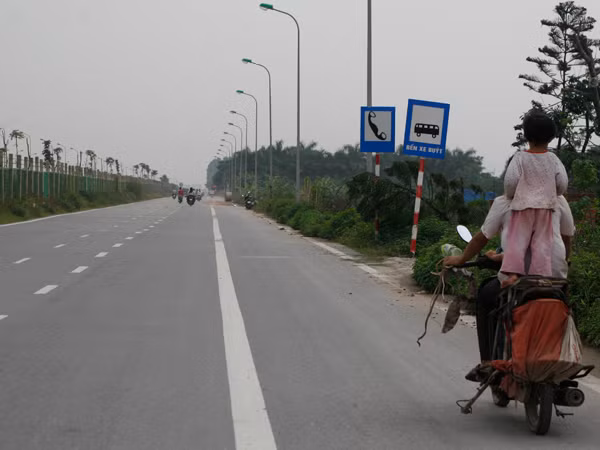 Trẻ em đứng sau mô tô phóng vi vu