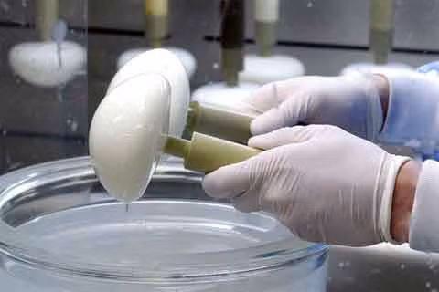 Năm 2010, vụ bê bối PIP – một hãng sản xuất túi silicone có tiếng ở Pháp đã khiến những tín đồ dao kéo “toát mồ hôi hột”. Vì lợi nhuận kinh doanh, PIP đã sử dụng các chất phụ gia công nghiệp để sản xuất túi silicone nâng ngực vốn có tỷ lệ bị nứt rỉ cao. Trong số các khách hàng sử dụng sản phẩm của PIP, có 8 trường hợp bị ung thư, chủ yếu là ung thư vú. Vụ bê bối này đã khiến hàng trăm ngàn phụ nữ từng cấy túi nâng ngực của PIP bấn loạn