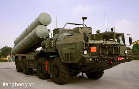 Hệ thống tên lửa phòng không hiện đại S-300PMU-1 do Đoàn Tên lửa Phòng không 64, Sư đoàn 361 (Quân chủng Phòng không - Không quân) quản lý, huấn luyện, sẵn sàng chiến đấu bảo vệ bầu trời Tổ quốc.