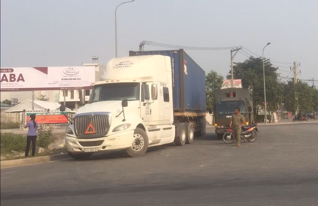Xe container cán chết người ở Sài Gòn rồi bỏ chạy ảnh 1