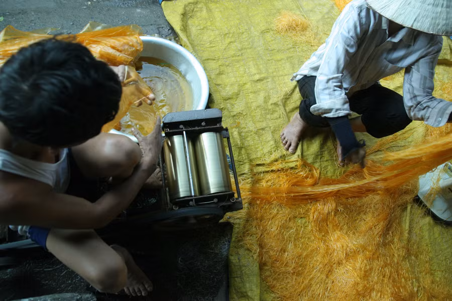 Những cỗ máy cắt miến đầy dầu mỡ này chưa bao giờ được vệ sinh kể từ khi mua về