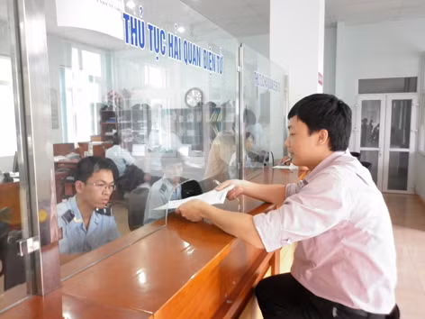 Người dân thực hiện thủ tục hải quan tại quầy