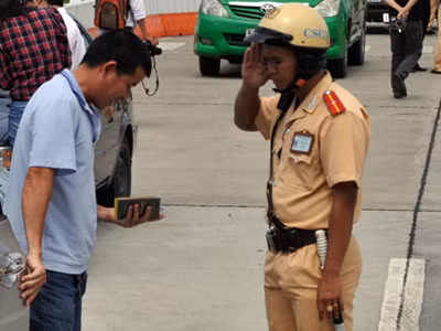 CSGT chỉ chào người lịch sự. Ảnh: Quốc Thắng. CSGT chỉ chào người lịch sự. Ảnh: Quốc Thắng