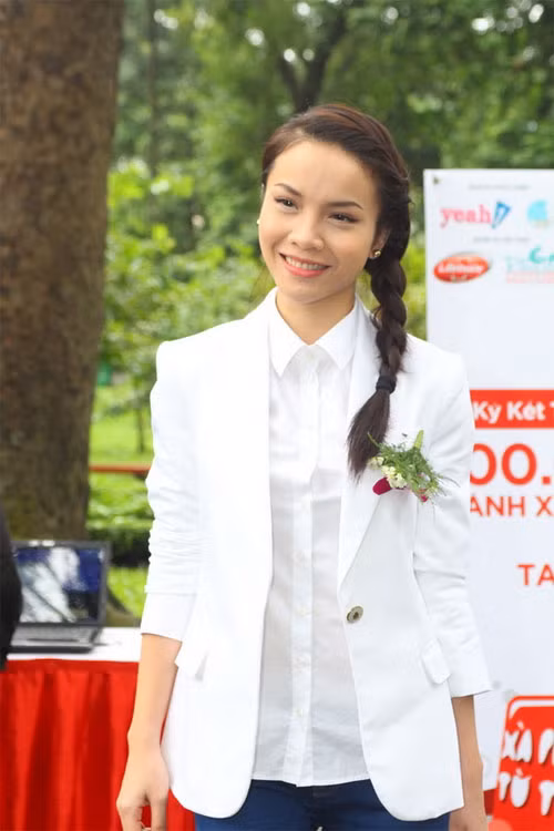 Hiền Thục Hoa hậu Ngọc Hân. "Nữ hoàng nội y" Ngọc Trinh Ca sĩ Phương Linh Hot girl Chi Pu Trúc Diễm Yến Trang Hot girl Kelly "Công chúa bong bóng" Bảo Thy Elly Trần Kim Hiền Trương Ngọc Ánh Hot girl Midu Dương Yến Ngọc Hồ Ngọc Hà Siêu mẫu Trang Trần Hot girl Huyền Lizze Jenifer Phạm "Bà mẹ nhí" Phương Trinh. Bảo Trân