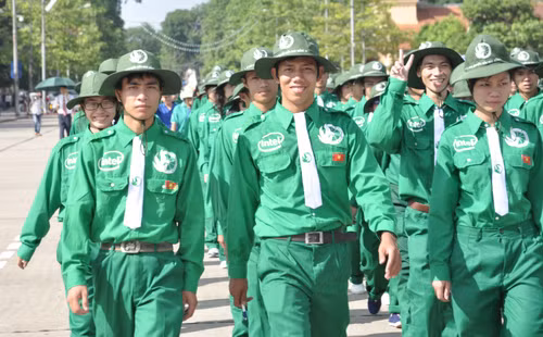 Ngay khi tập trung, các tình nguyện viên xếp hàng tiến vào lễ đài