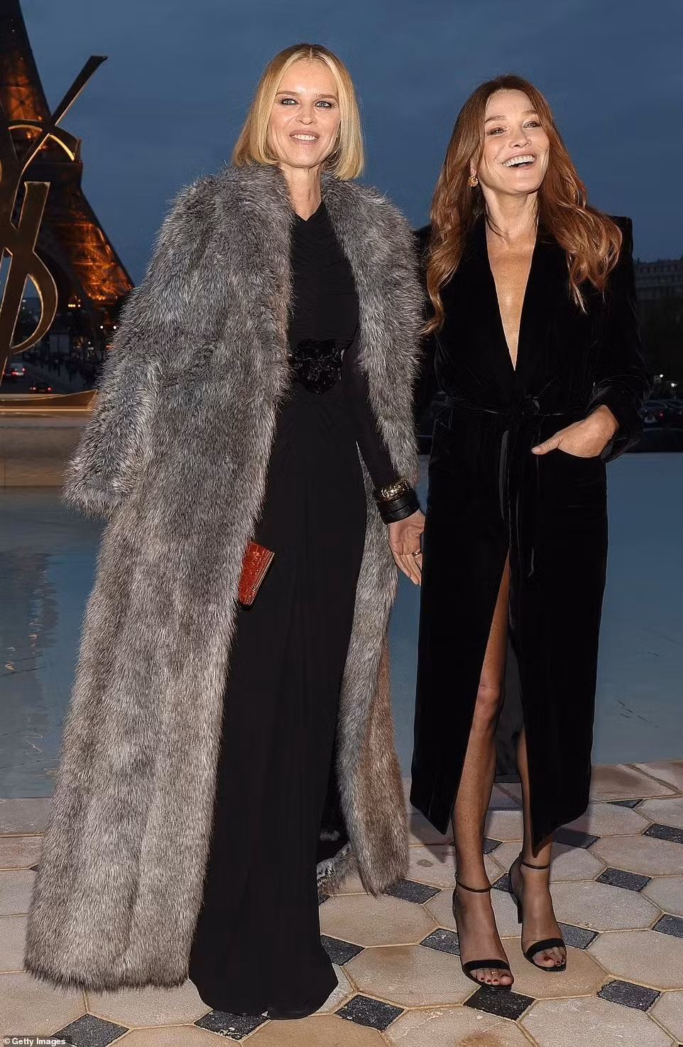 Siêu mẫu Italy gốc Séc Eva Herzigova (trái) và cựu Đệ nhất phu nhân Pháp Carla Bruni cũng theo phong cách sang trọng.