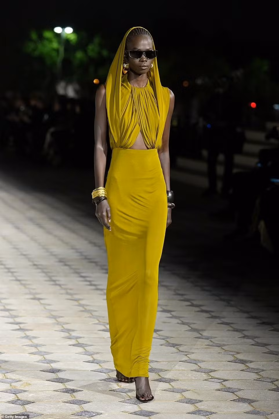 Người mẫu trình diễn thiết kế trong bộ sưu tập mới của YSL. Đây là thương hiệu thời trang cao cấp hàng đầu của Pháp được thành lập bởi Yves Saint Laurent và cộng sự Pierre Bergé vào năm 1961.