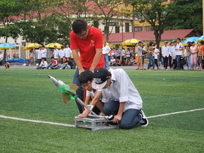 Tên lửa nước tạo ra với nguyên liệu đơn giản và được bắn lên cao nhờ lực đẩy của nước