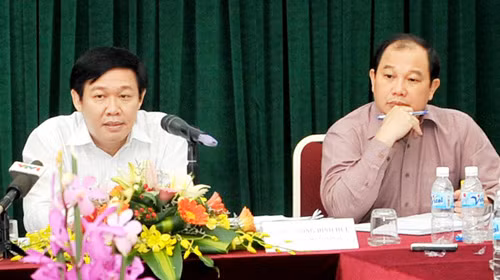 Bộ trưởng Bộ Tài chính Vương Đình Huệ (trái) và Thứ trưởng Bộ Công thương Nguyễn Cẩm Tú tại hội thảo ngày 20-9 
