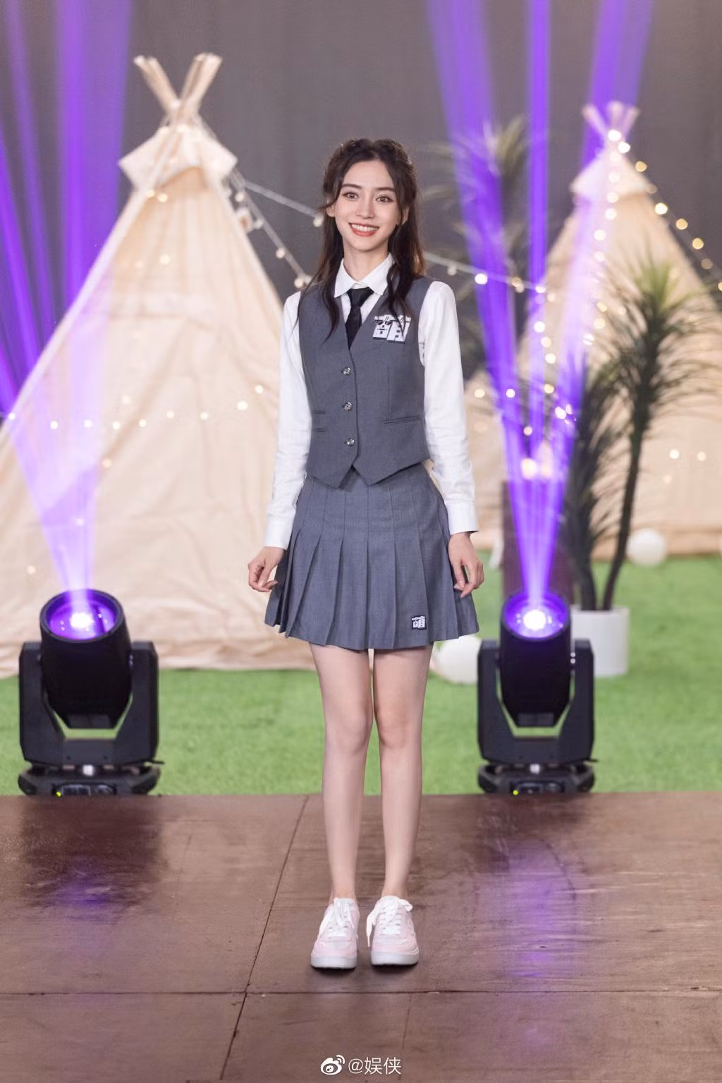 Dường như thời gian cũng không nỡ để lại dấu vết trên khuôn mặt của Angela Baby, thế nên vẻ ngoài của cô vẫn như một nữ sinh trung học tràn đầy hơi thở thanh xuân. Dường như thời gian cũng không nỡ để lại dấu vết trên khuôn mặt của Angela Baby, thế nên vẻ ngoài của cô vẫn như một nữ sinh trung học tràn đầy hơi thở thanh xuân.