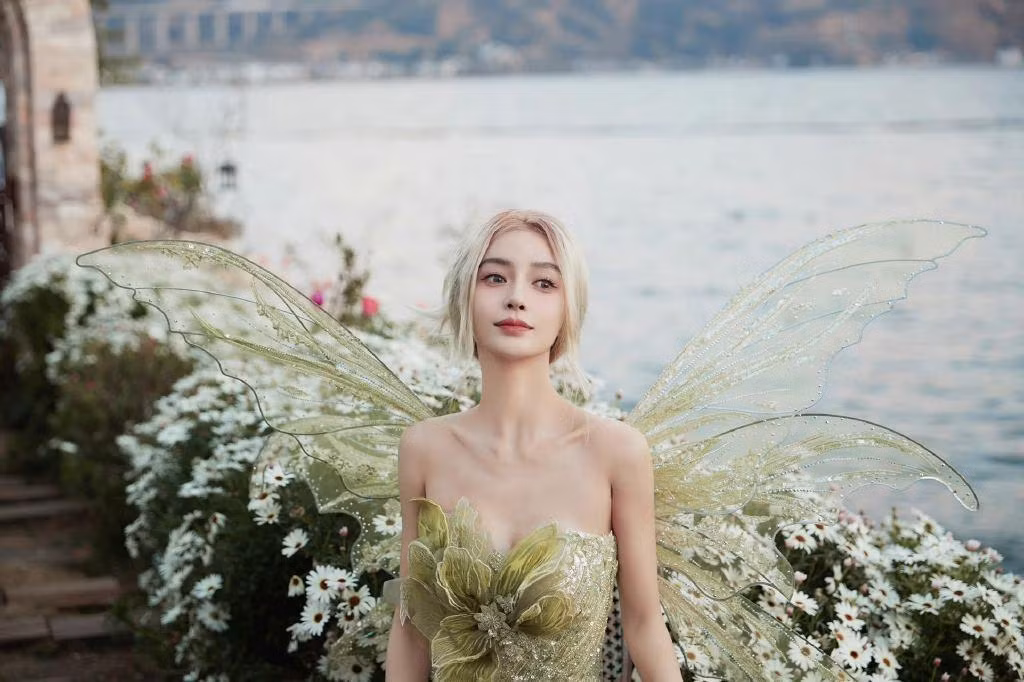 Angela như biến thành "nàng thơ" trong câu chuyện cổ tích. Angela như biến thành "nàng thơ" trong câu chuyện cổ tích.