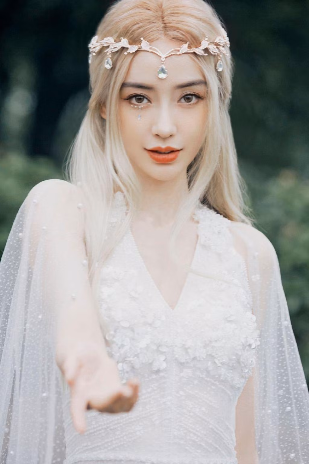 Bộ trang sức tinh xảo cùng lối trang điểm đầy thu hút khiến không ít netizen phải đồng tình rằng khí chất nữ hoàng của Angela Baby đúng là "không đùa được đâu". Bộ trang sức tinh xảo cùng lối trang điểm đầy thu hút khiến không ít netizen phải đồng tình rằng khí chất nữ hoàng của Angela Baby đúng là "không đùa được đâu".