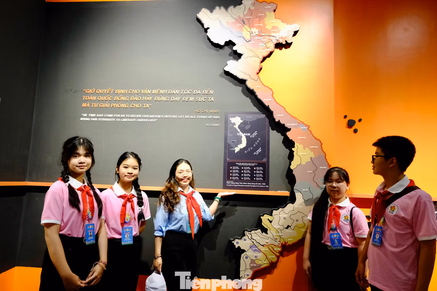 Thiếu nhi Việt Nam bày tỏ niềm tự hào khi được tham quan, tái hiện lại lịch sử hào hùng của dân tộc. Ảnh: Châu Linh