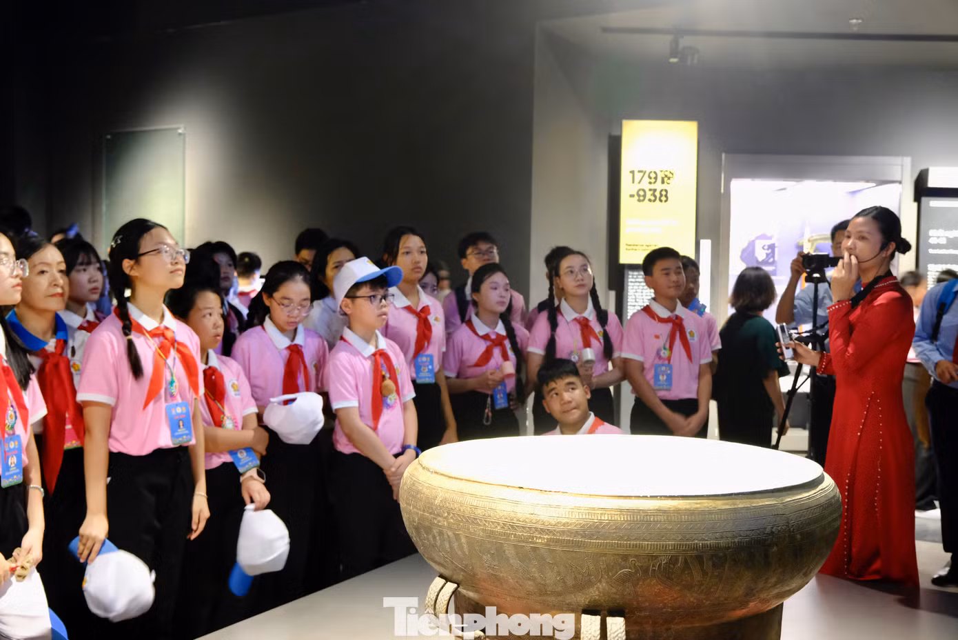 Tại bảo tàng, các em được chiêm ngưỡng nhiều hiện vật lịch sử, vũ khí, chiến lợi phẩm từ các cuộc kháng chiến trường kỳ của dân tộc. Những hình ảnh, câu chuyện về các anh hùng liệt sĩ, các chiến công oanh liệt của quân và dân Việt Nam qua các thời kỳ lịch sử đã để lại trong lòng các em những ấn tượng sâu sắc và tình yêu nước nồng nàn. Ảnh: Châu Linh