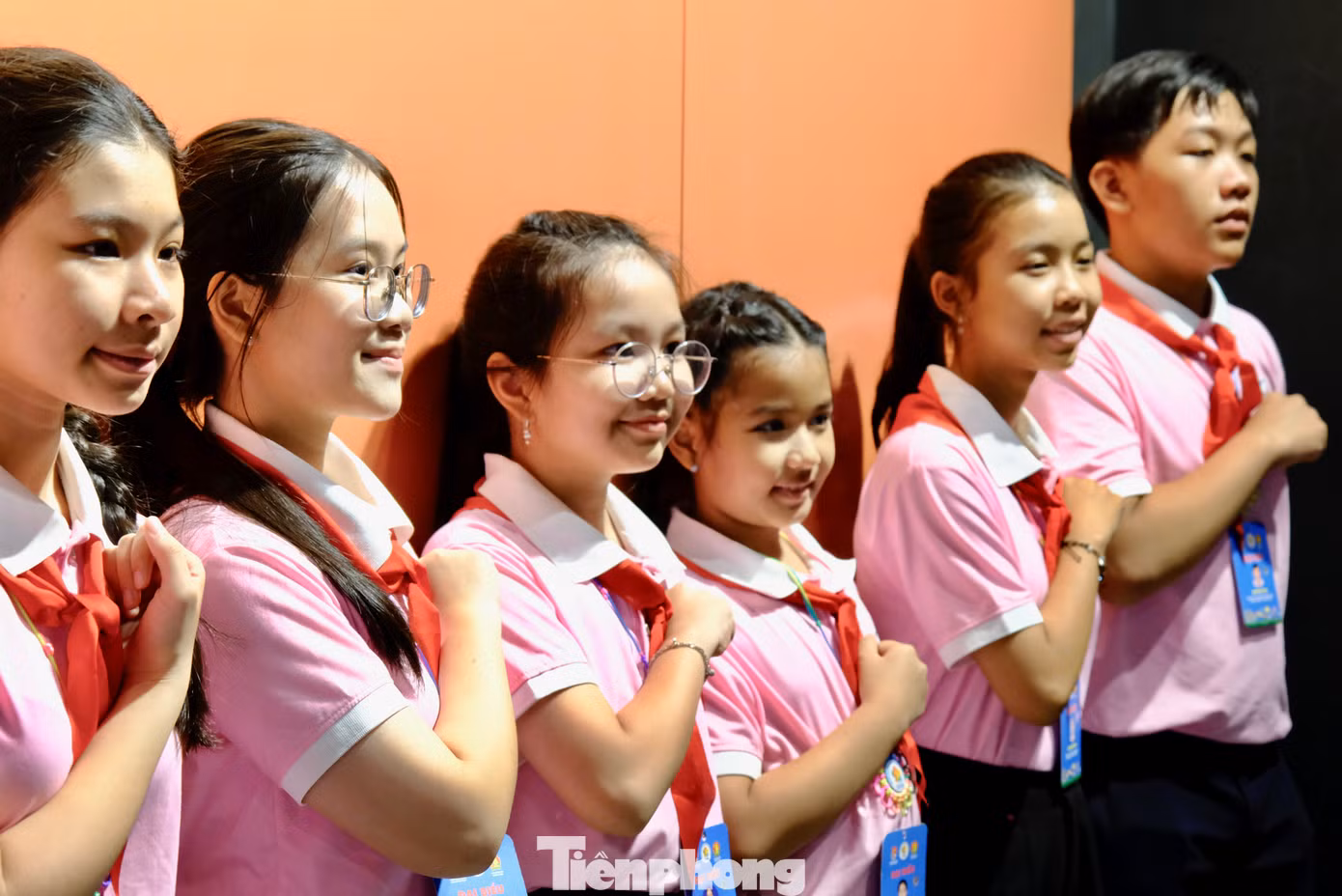 Thiếu nhi Việt Nam bày tỏ niềm tự hào khi được tham quan, tái hiện lại lịch sử hào hùng của dân tộc. Ảnh: Châu Linh