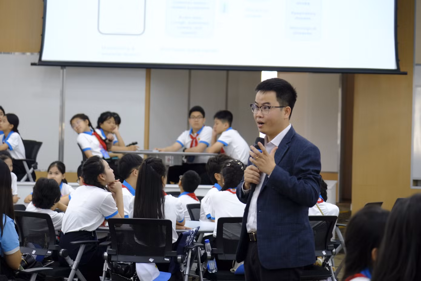 TS. Phạm Huy Hiệu - Gương mặt trẻ Việt Nam tiêu biểu năm 2024 truyền cảm hứng cho các đại biểu Cháu ngoan Bác Hồ. Ảnh: Châu Linh TS. Phạm Huy Hiệu - Gương mặt trẻ Việt Nam tiêu biểu năm 2024 truyền cảm hứng cho các đại biểu Cháu ngoan Bác Hồ. Ảnh: Châu Linh
