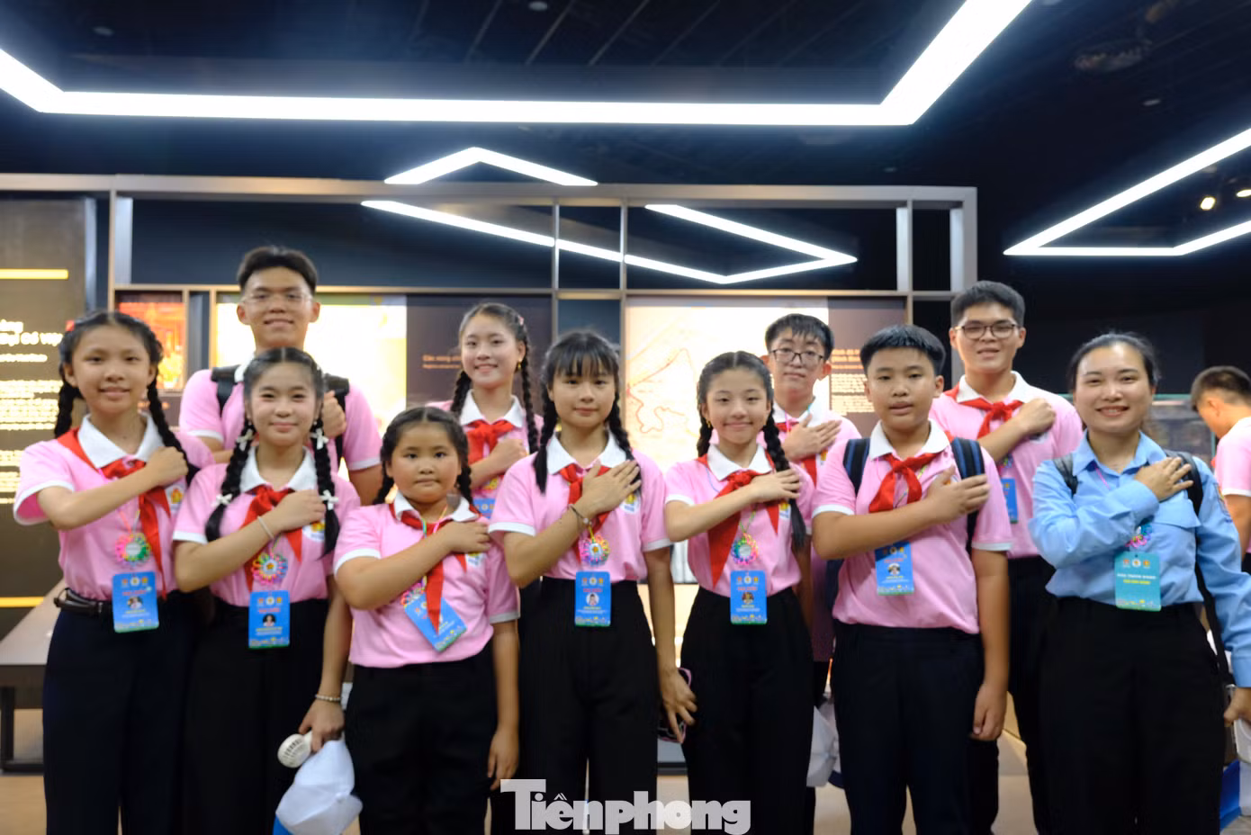 Thiếu nhi Việt Nam bày tỏ niềm tự hào khi được tham quan, tái hiện lại lịch sử hào hùng của dân tộc. Ảnh: Châu Linh