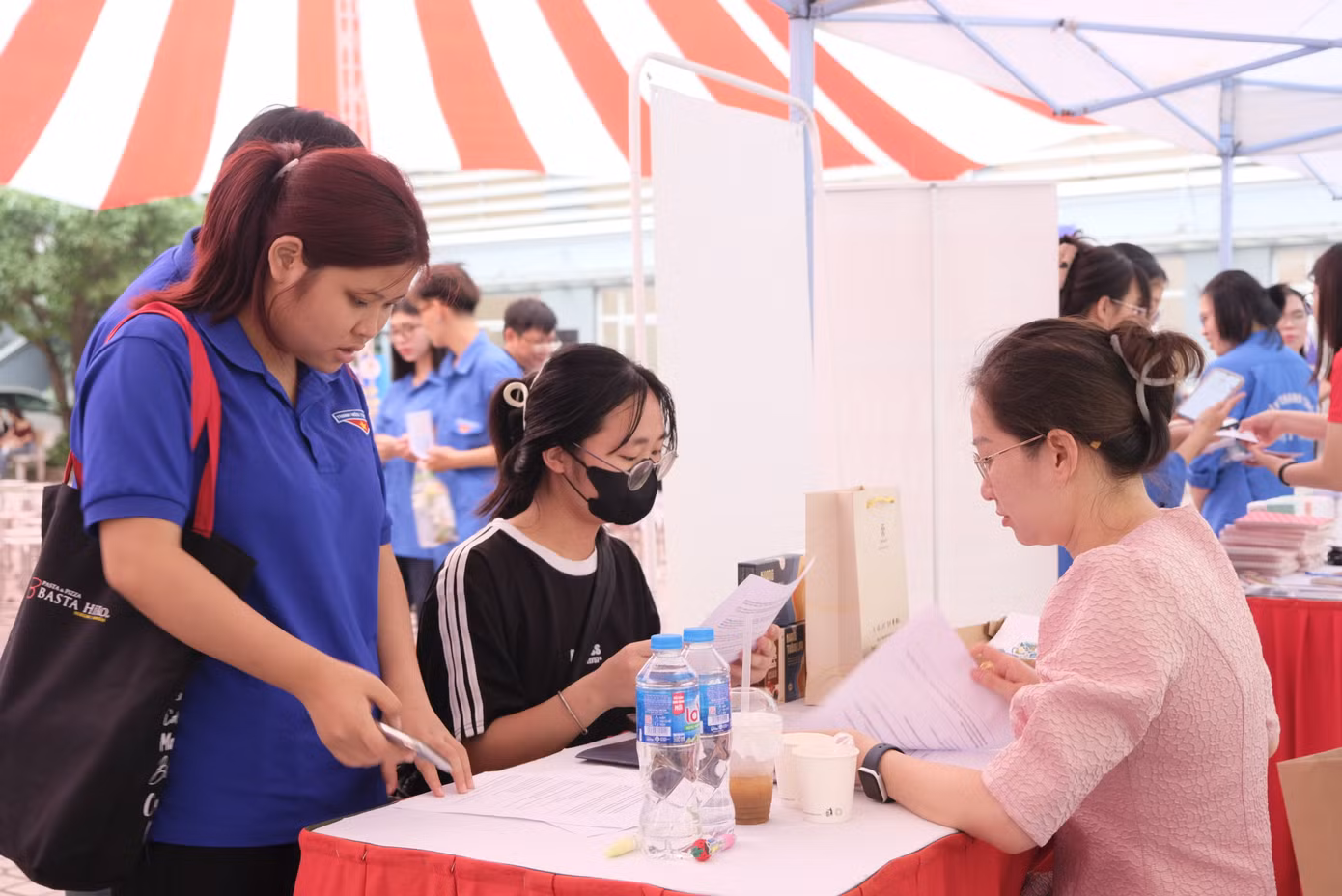 Trên thực tế, nhiều doanh nghiệp có nhu cầu tuyển dụng cao, nhưng nhiều bạn trẻ vẫn khó khăn trong tìm việc phù hợp. Trên thực tế, nhiều doanh nghiệp có nhu cầu tuyển dụng cao, nhưng nhiều bạn trẻ vẫn khó khăn trong tìm việc phù hợp.