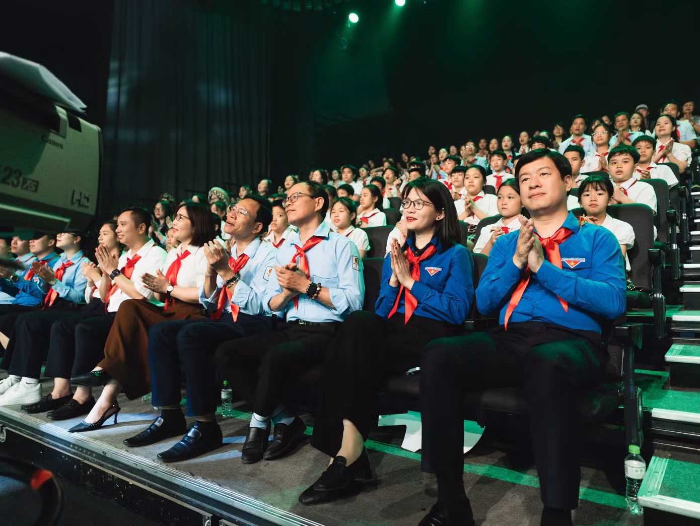 Chị Nguyễn Phạm Duy Trang - Bí thư T.Ư Đoàn, Chủ tịch Hội đồng Đội Trung ương cùng đại diện lãnh đạo các Ban T.Ư Đoàn, Tỉnh Đoàn tham dự chương trình.