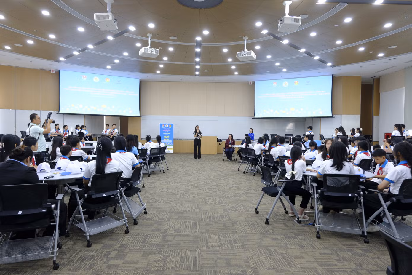 TS. Phạm Huy Hiệu - Gương mặt trẻ Việt Nam tiêu biểu năm 2024 truyền cảm hứng cho các đại biểu Cháu ngoan Bác Hồ. Ảnh: Châu Linh TS. Phạm Huy Hiệu - Gương mặt trẻ Việt Nam tiêu biểu năm 2024 truyền cảm hứng cho các đại biểu Cháu ngoan Bác Hồ. Ảnh: Châu Linh