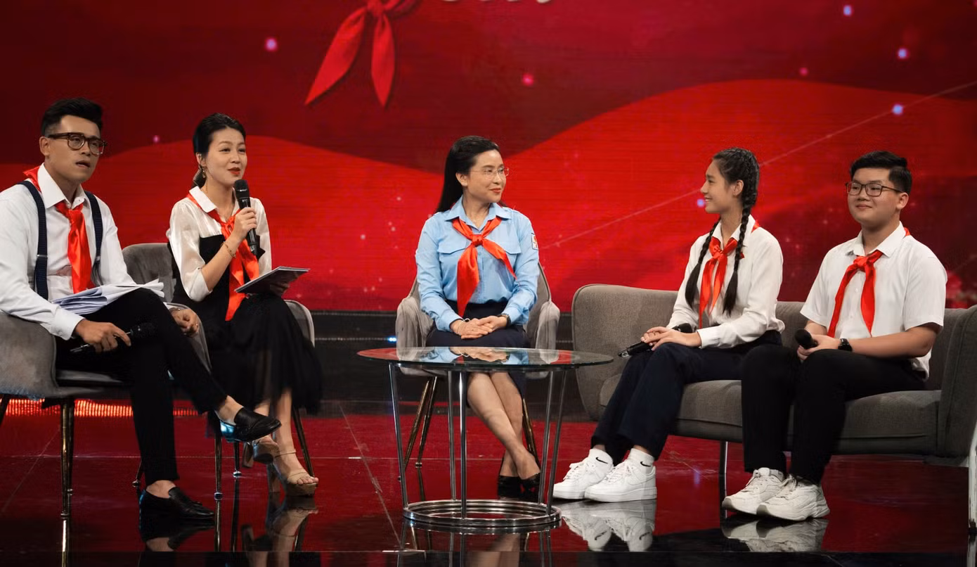 Chị Nguyễn Phạm Duy Trang - Bí thư T.Ư Đoàn, Chủ tịch Hội đồng Đội Trung ương và hai đội viên tiêu biểu Lê Quang Vinh và Nguyễn Ngọc Tuyết Anh giao lưu tại chương trình.