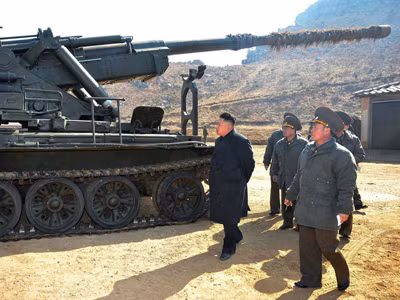 Nhà lãnh đạo Triều Tiên Kim Jong-un thị sát phân đội pháo binh tầm xa thuộc Đơn vị 641. Ảnh: KCNA