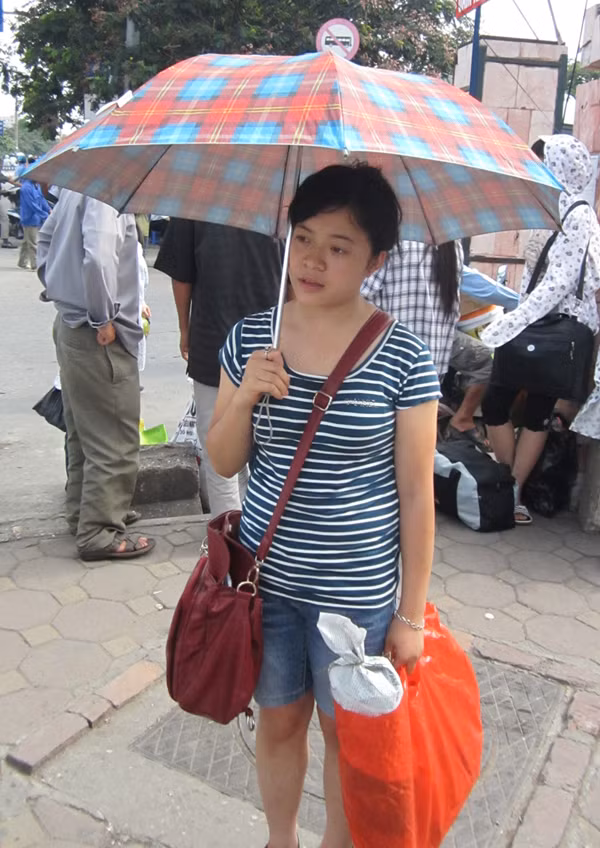 Một mình chờ người thân ra đón tại cổng bến xe