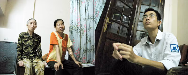 Từ trái qua: Bà nội, mẹ và em Nguyễn Trung Hiếu. Ảnh: Tuấn Nguyễn