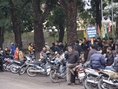 Công nhân của công ty CP luyện cán thép Gia Sàng (Thái Nguyên) đình công vì không được trả lương đúng hạn. Công nhân của công ty CP luyện cán thép Gia Sàng (Thái Nguyên) đình công vì không được trả lương đúng hạn
