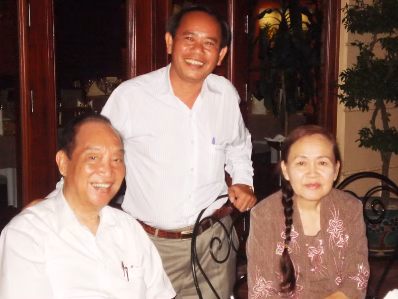 Ba Sương, nguyên Phó Thủ tướng Đoàn Duy Thành (ngoài cùng bên trái) và luật sư Nguyễn Trường Thành, dịp Ngày phụ nữ Việt Nam 20-10-2011 Ảnh: Sáu Nghệ