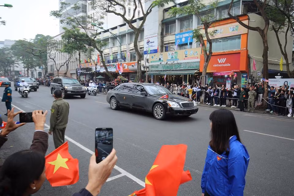 Xe bọc thép hộ tống Chủ tịch Triều Tiên Kim Jong Un về Hà Nội ảnh 11
