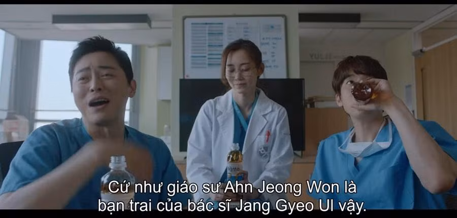 Trong lúc họp, Ik Jun cứ thế mà nửa đùa nửa thật huỵch toẹt mọi chuyện. Trong lúc họp, Ik Jun cứ thế mà nửa đùa nửa thật huỵch toẹt mọi chuyện.
