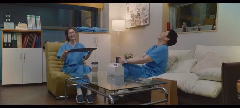 Và mua món đồ Song Hwa thích khiến cô bạn vui vẻ trở lại. Và mua món đồ Song Hwa thích khiến cô bạn vui vẻ trở lại.