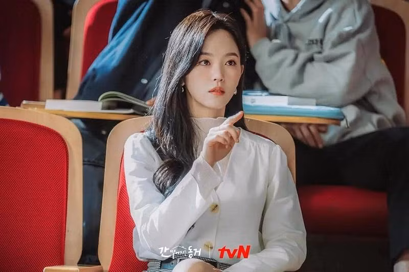 Hye Sun vừa xinh đẹp, lại có chút kiêu ngạo, nhưng bên trong lại là một cô nàng dễ tổn thương vì bị lợi dụng tình cảm. Hye Sun vừa xinh đẹp, lại có chút kiêu ngạo, nhưng bên trong lại là một cô nàng dễ tổn thương vì bị lợi dụng tình cảm.