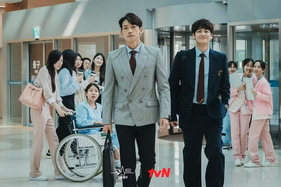 Bi Rain và Kim Bum trong "Ghost Doctor". Bi Rain và Kim Bum trong "Ghost Doctor".