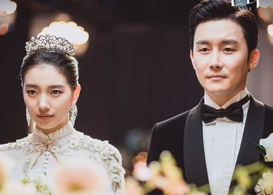 Kim Jun Han vào vai Ji Hoon, người chồng giàu có của Anna. Kim Jun Han vào vai Ji Hoon, người chồng giàu có của Anna.