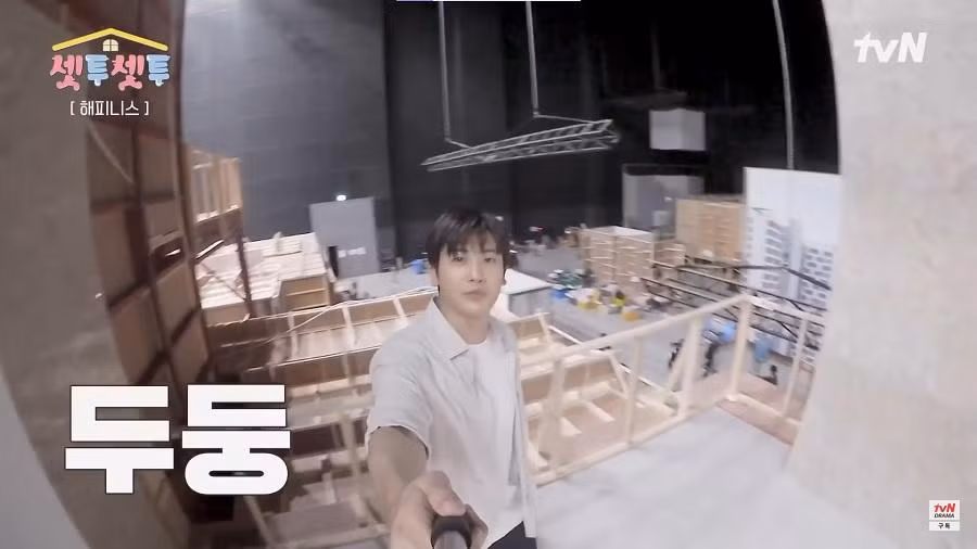 Park Hyung Sik khoe phim trường rộng và to, di chuyển chút là chóng cả mặt.