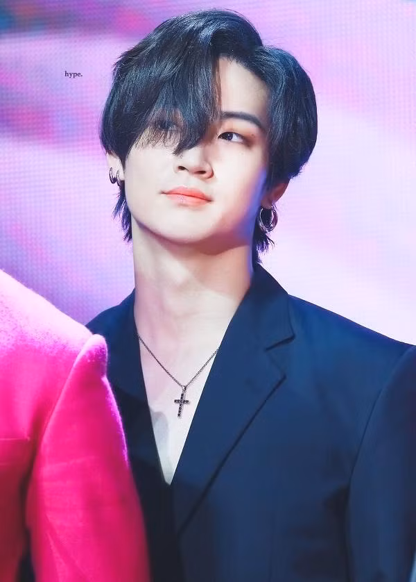 Nam idol cũng vừa ra tác phẩm mới nên đã livestream trò chuyện cùng người hâm mộ. Nam idol cũng vừa ra tác phẩm mới nên đã livestream trò chuyện cùng người hâm mộ.