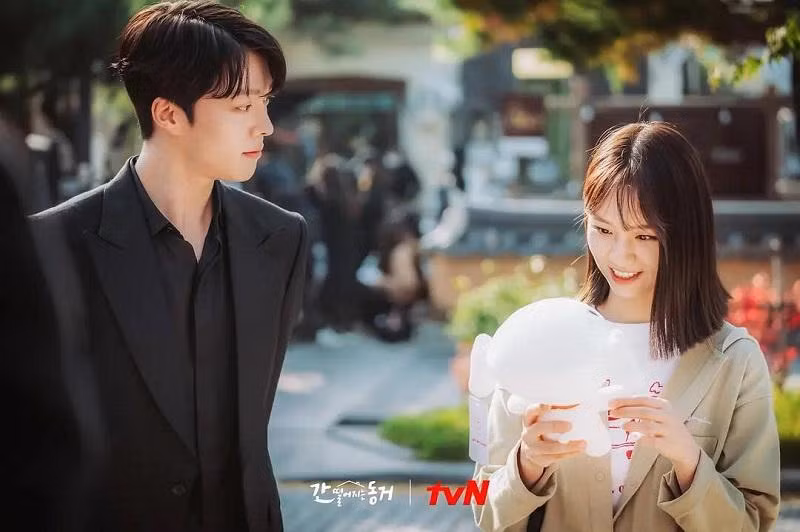 Cả Shin Woo Yeo lẫn Lee Dam đều bị tính cách khác biệt của đối phương thu hút. Cả Shin Woo Yeo lẫn Lee Dam đều bị tính cách khác biệt của đối phương thu hút.