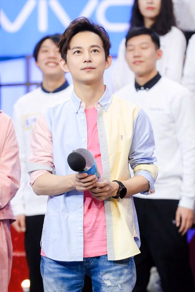 Hà Cảnh là một trong những MC quyền lực nhất nhì showbiz Hoa ngữ, việc ra đi của Hà Cảnh cũng ảnh hưởng không ít đến chương trình. Hà Cảnh là một trong những MC quyền lực nhất nhì showbiz Hoa ngữ, việc ra đi của Hà Cảnh cũng ảnh hưởng không ít đến chương trình.