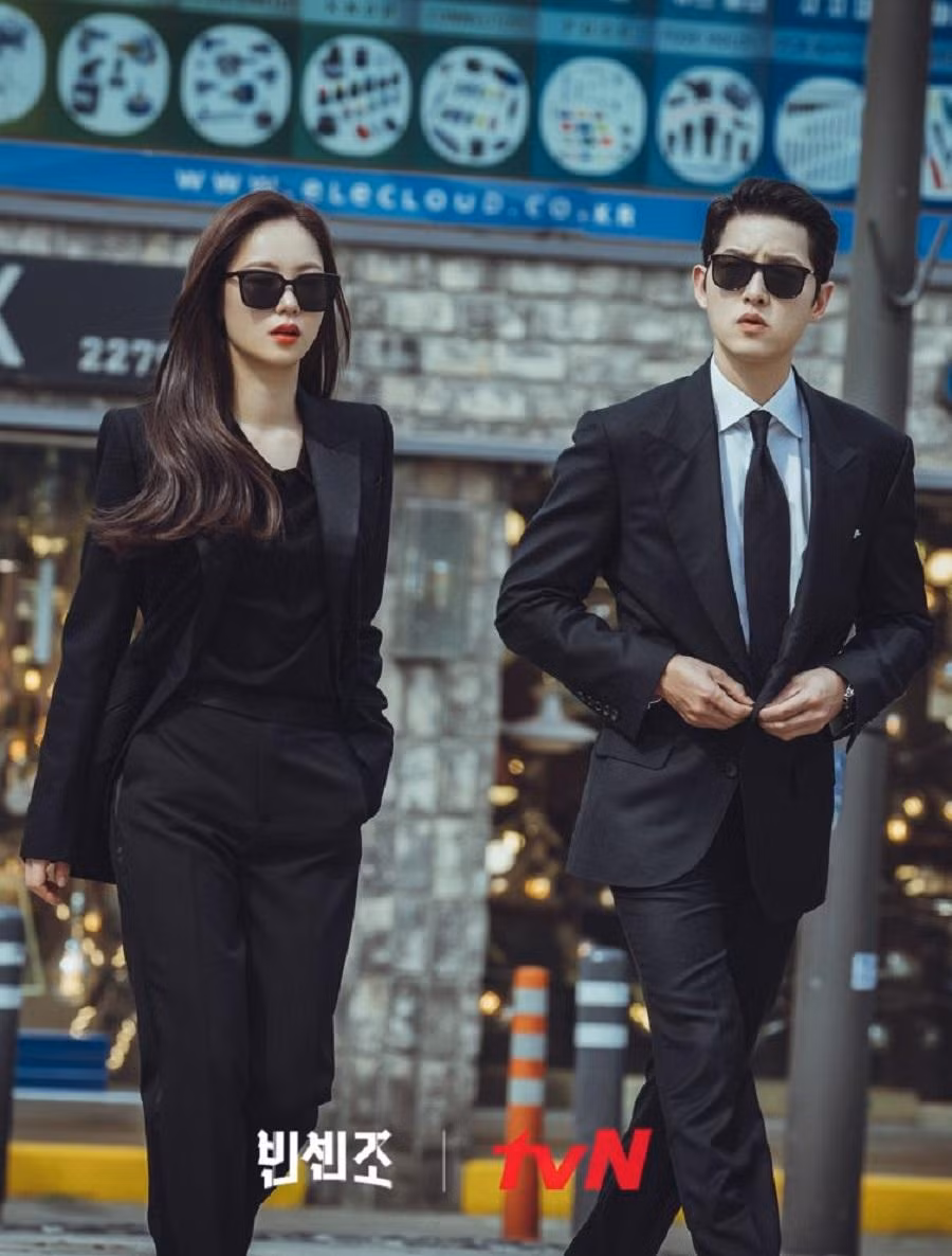 Visual của Jeon Yeo Bin và Song Joong Ki quả thực không làm khán giả thất vọng. Visual của Jeon Yeo Bin và Song Joong Ki quả thực không làm khán giả thất vọng.