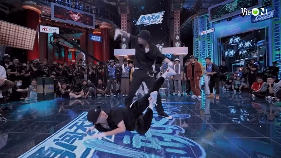 Màn kết hợp giữa đội trưởng Trương Nghệ Hưng và MT-POP